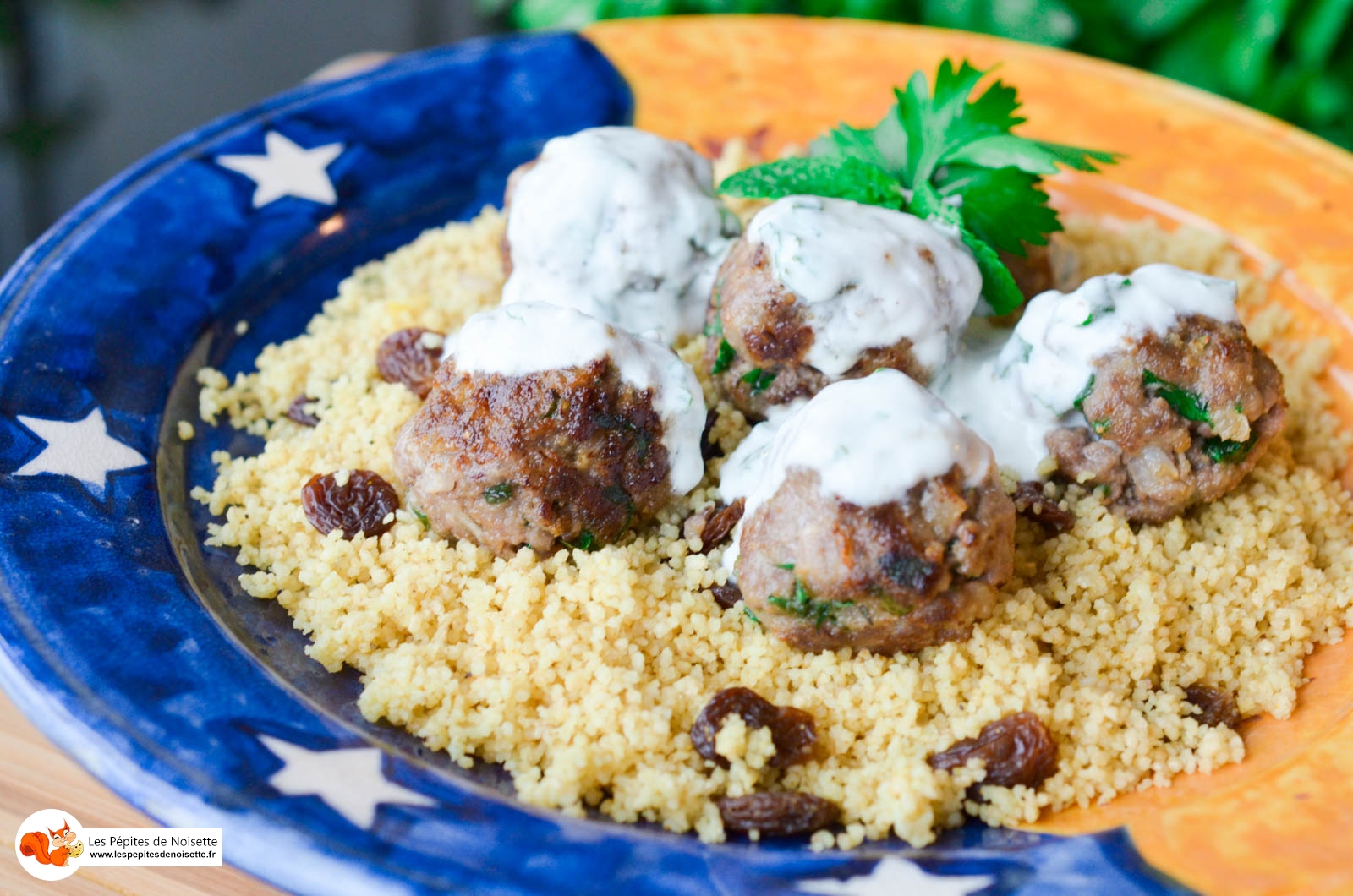 De Délicieuses Mini Boulettes De Viande Avec Sauce Au Yaourt à