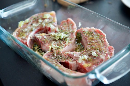 Cotelettes d'agneau aux herbes et son écrasée de vitelottes