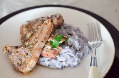 Cotelettes d'agneau aux herbes et son écrasée de vitelottes