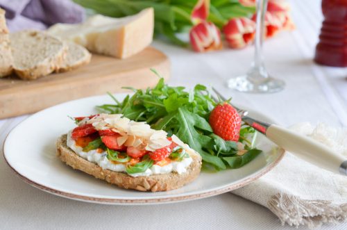 Crostini au pesto rosso et à la fraise