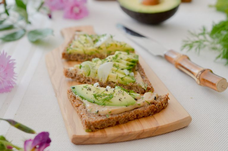 Tartines printanières miso avocat