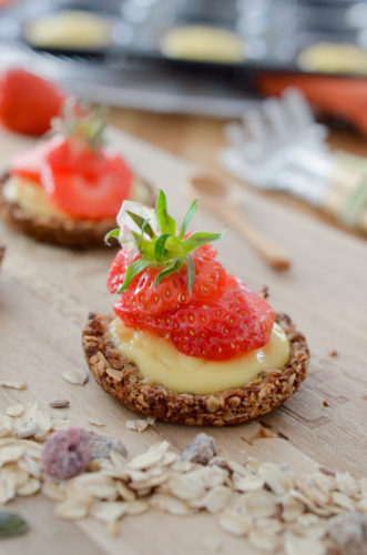 Tartelettes muesli aux fraises et crème citronnée