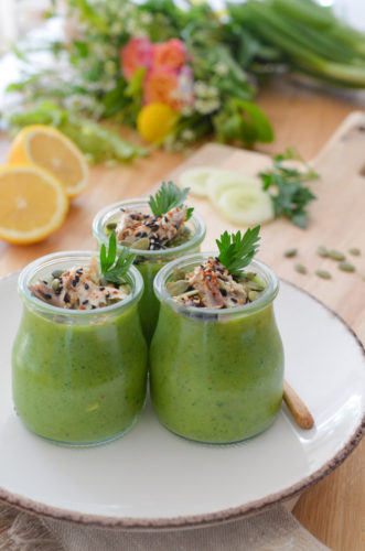 Gaspacho vert et son granola croquant aux maquereaux