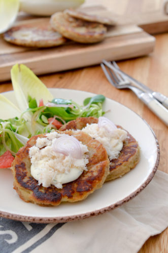 Galettes de pommes de terre et chair de crabe