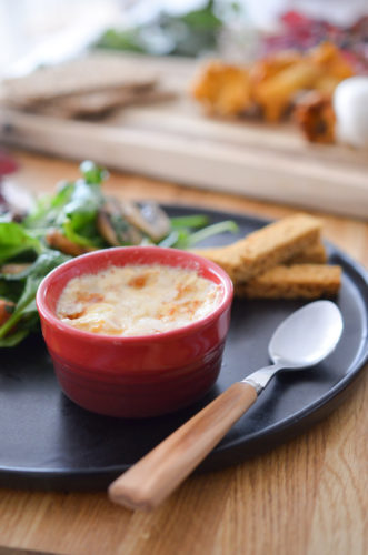 Oeuf cocotte, mouillettes de pain d'épices et salade de champignons poêlés