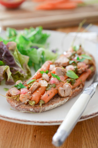 Tartines aux carottes rôties, foie de morue et grenade