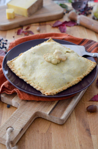 Tourte rustique aux fromages et à la poire