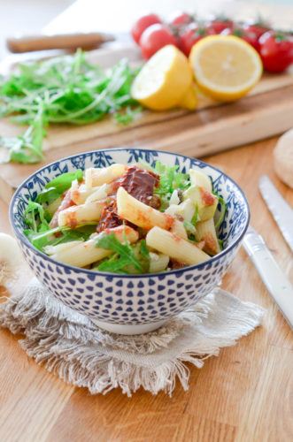 Salade de pâtes à l'italienne et sa vinaigrette à la tomate