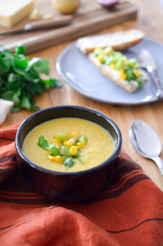 Soupe au maïs et ses tartines gourmandes au kiwi