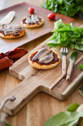 Tarte fine à la tomate et aux sardines