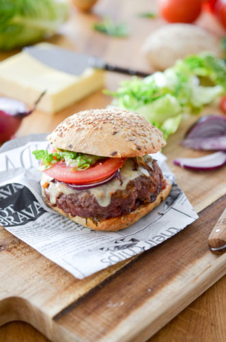 Cheeseburger au chutney de tomates