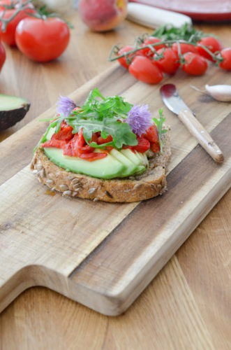 Avocado toast aux proivrons confits