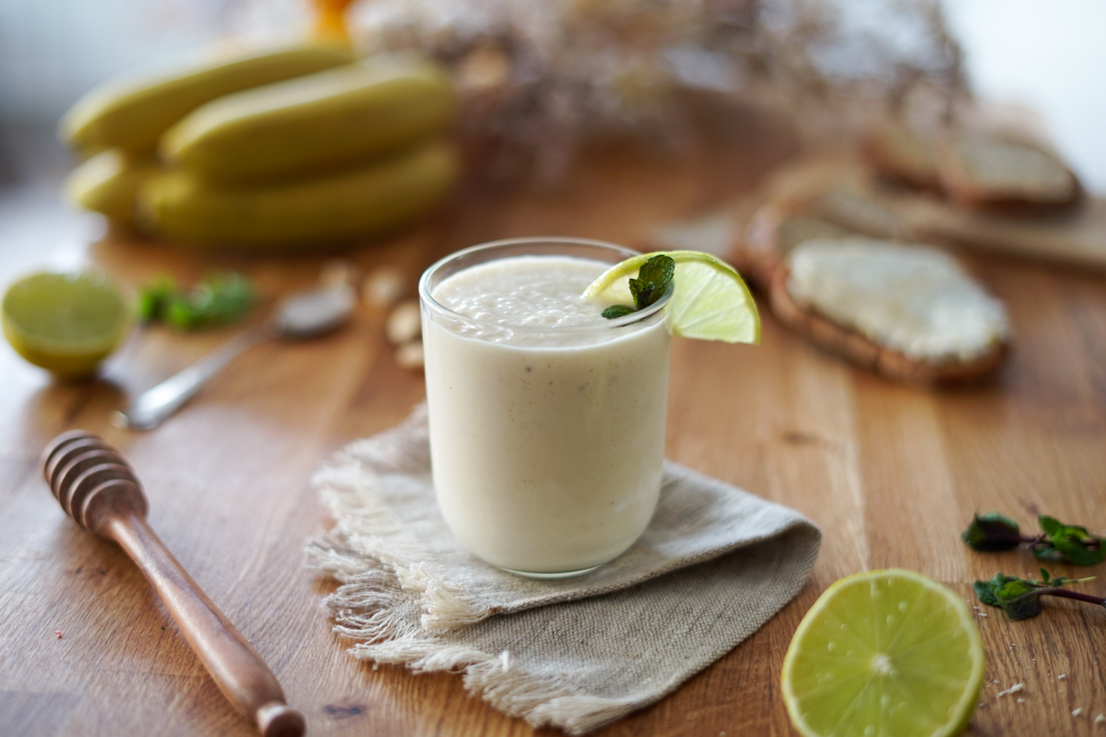 citron smoothie secouer dans une bouteille isolé sur blanc