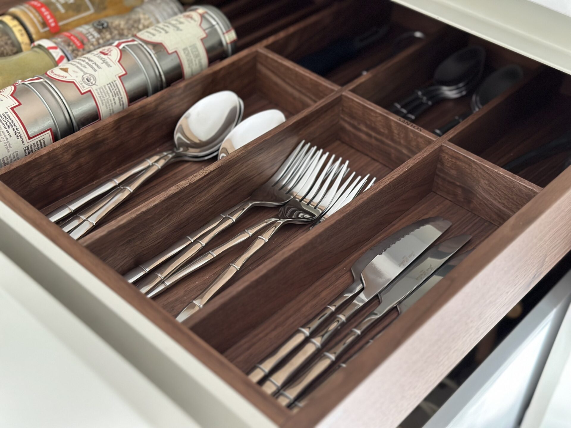 comment placer les couverts sur une table de restaurant